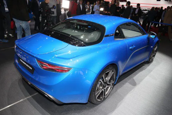 Alpine A110 показали на публике