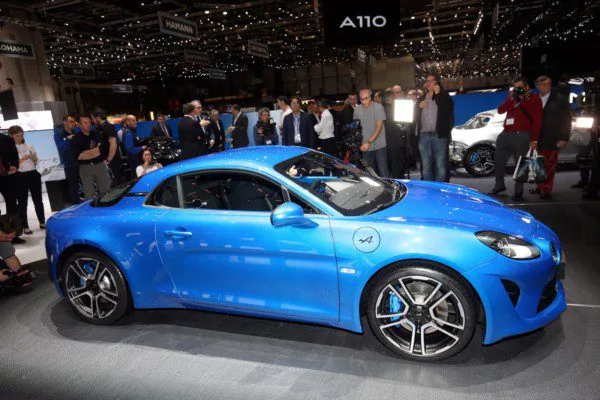 Alpine A110 показали на публике