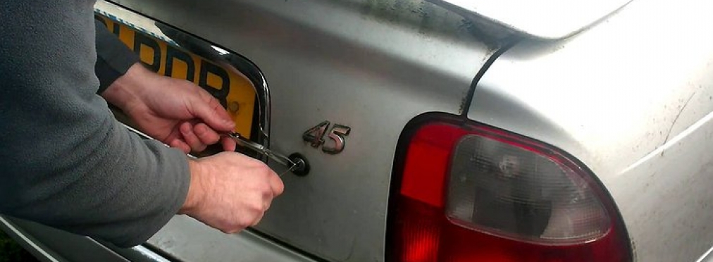 Как открыть автомобильный багажник без ключа