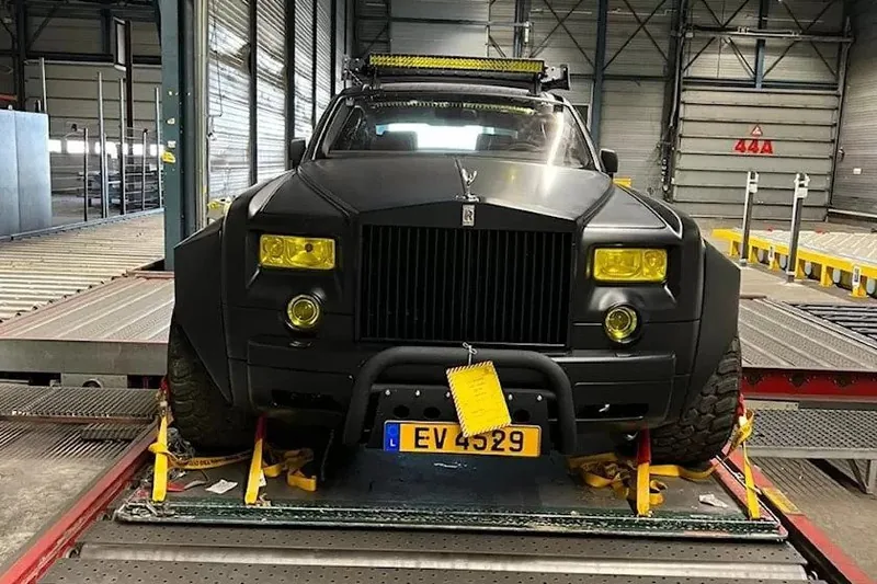 Представлено єдиний у світі шестиколісний Rolls-Royce Phantom