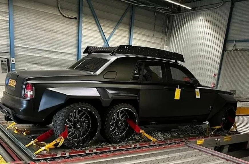 шестиколісний Rolls-Royce Phantom