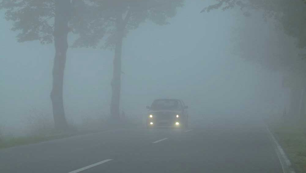 як поводитись на дорозі в туман і дощ