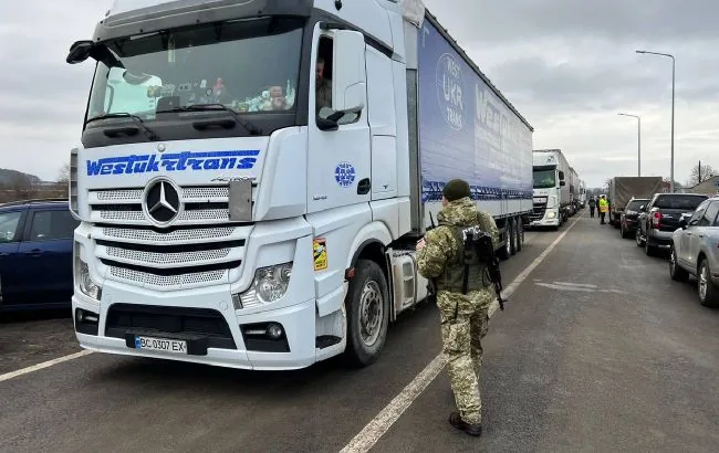 Пункт пропуску для порожніх вантажівок запрацював на кордоні з Польщею