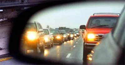 ближнє світло фар вдень