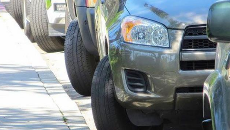 Чому не можна залишати авто на парковці з вивернутими колесами