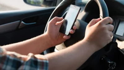 телефон за кермом hands free штраф Україна ПДР