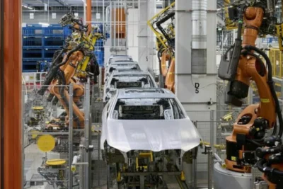 BMW стратегія 2026 скорочення 20 відсотків SUV вище X7 ШІ