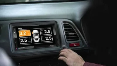 Як автомобіль може попередити про низький тиск у шині, не вимірюючи його безпосередньо
