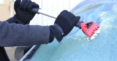 Як безпечно очистити лід із лобового скла